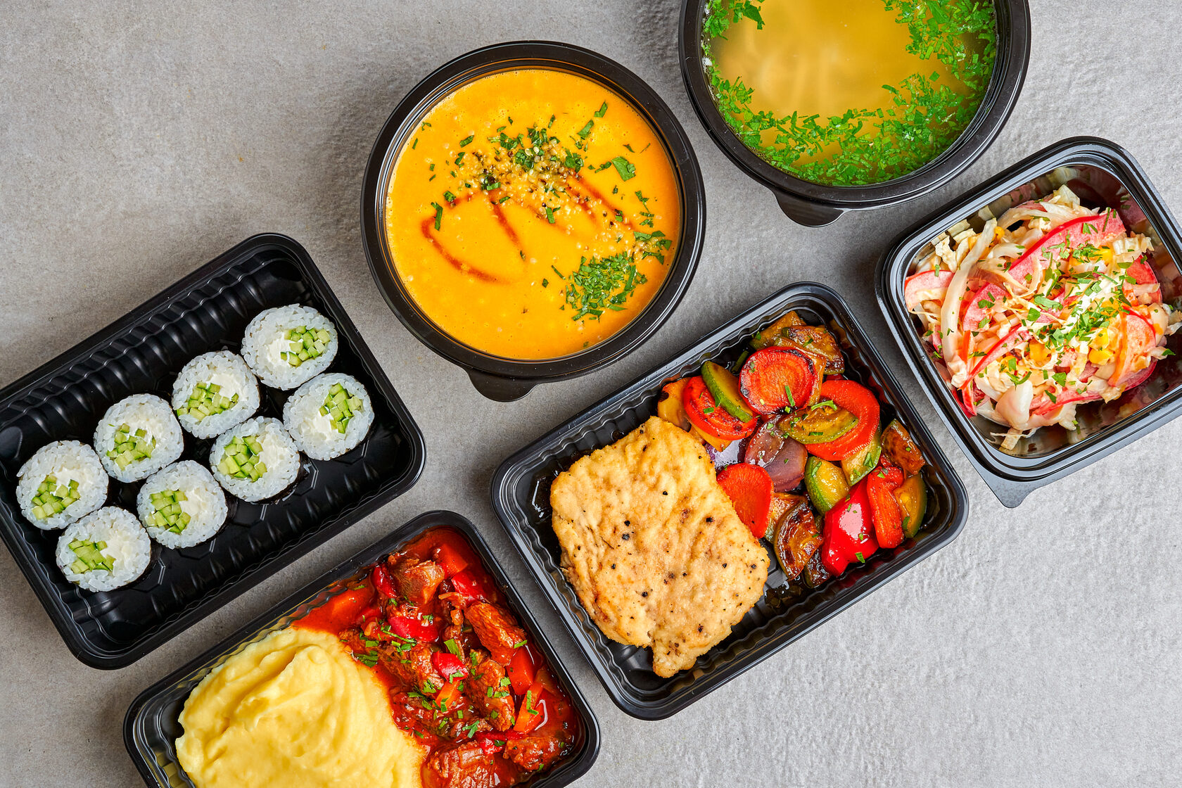 Cén chaoi a ndéanann dearadh tráidirí bia plaisteacha PET difear dá gcumas cáilíocht agus úire míreanna bia a chaomhnú?