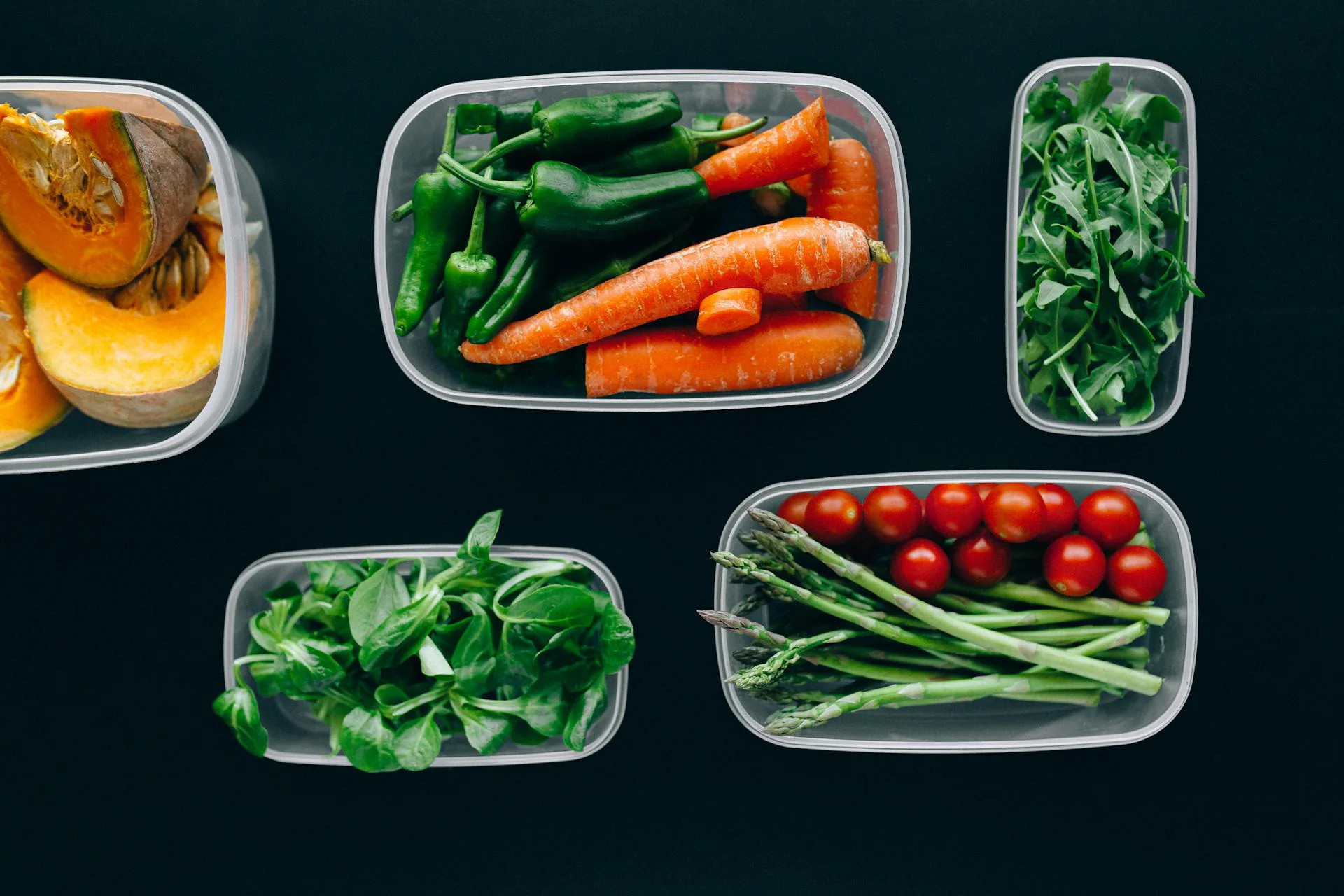 Cad iad na cleachtais is fearr chun taosráin a stóráil i mBosca Taosráin Plaisteacha Indiúscartha chun iad a chosc ó bheith soggy nó damáiste?